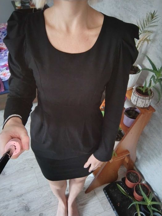 Mała czarna sukienka z kieszeniami 38
