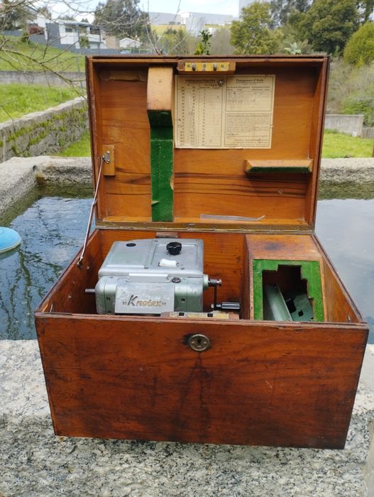 Máquina de atar teias e cavalete