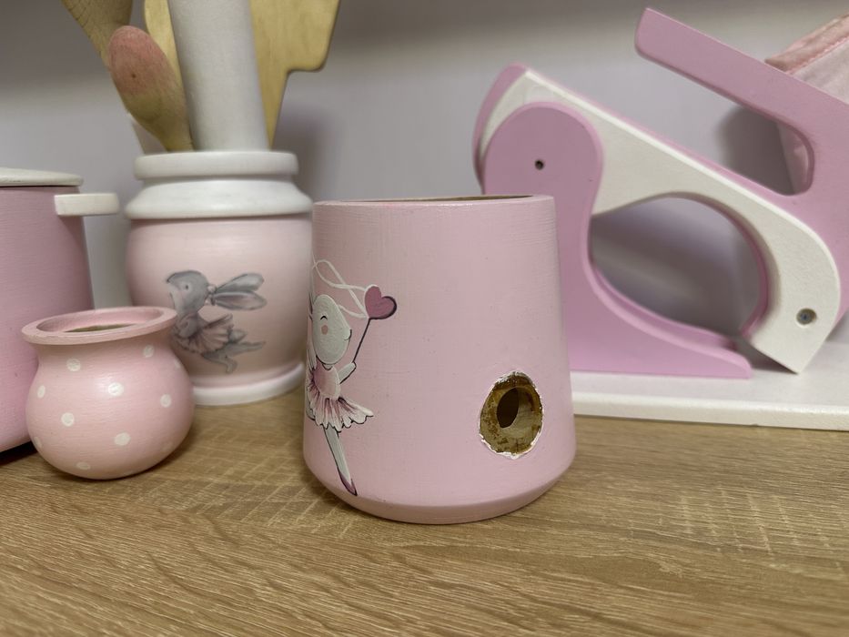 Ніжно-рожевий посуд з дерева