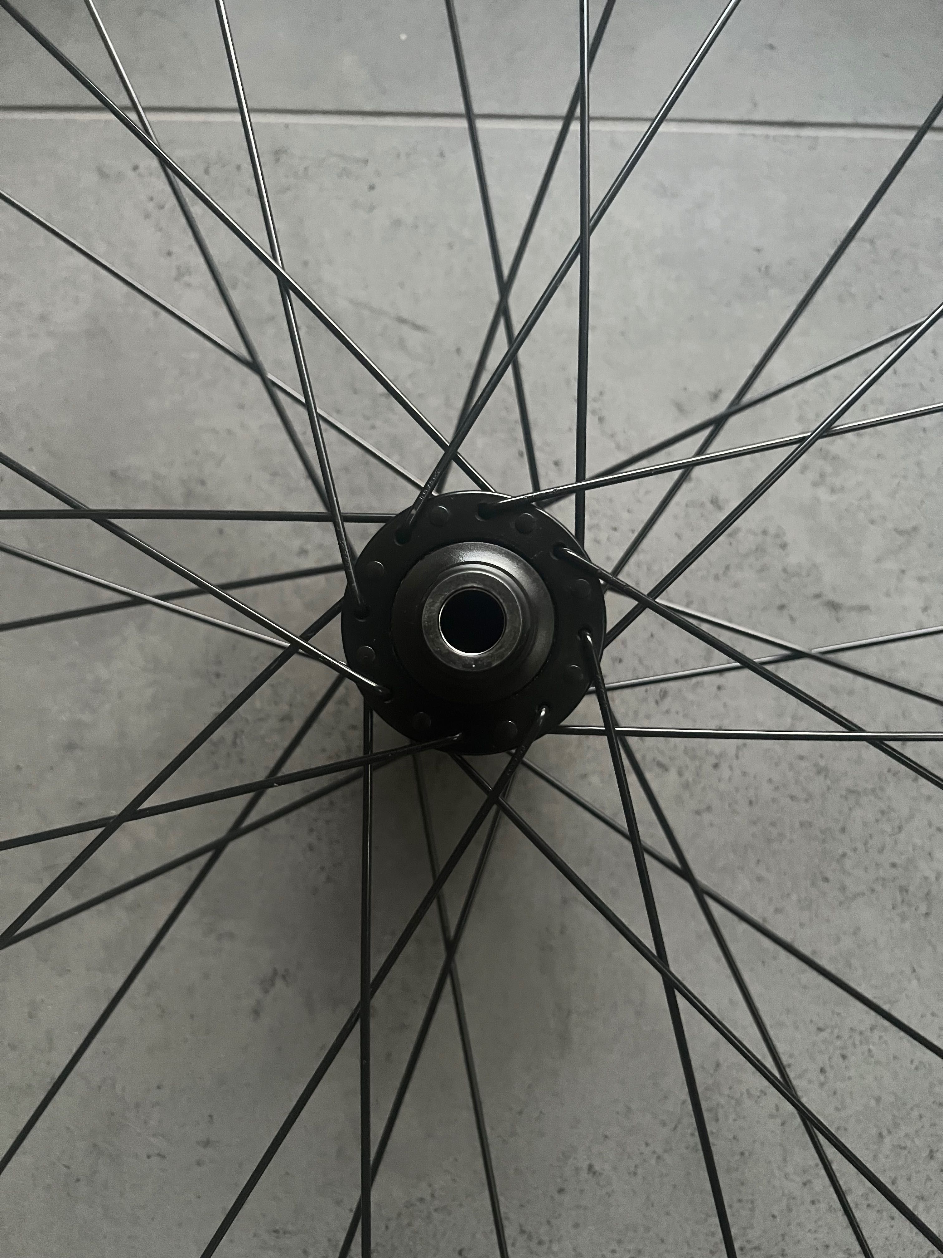 Koło przednie WTB ST i23 700C z piastą Shimano HB-RS470, 100×12 mm