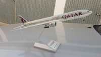 Avião de coleção Qatar 777-320er