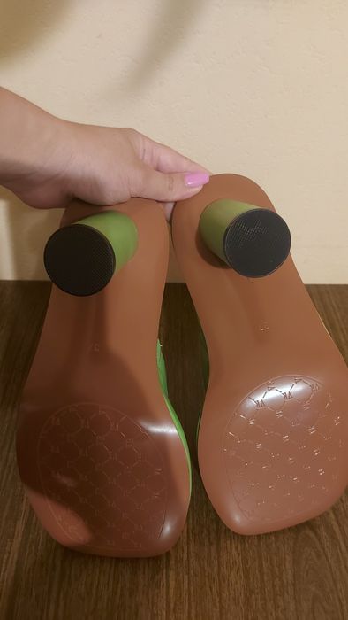 Шльопанці, мюлі жіночі.