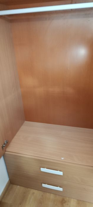 Roupeiro de madeira moderna