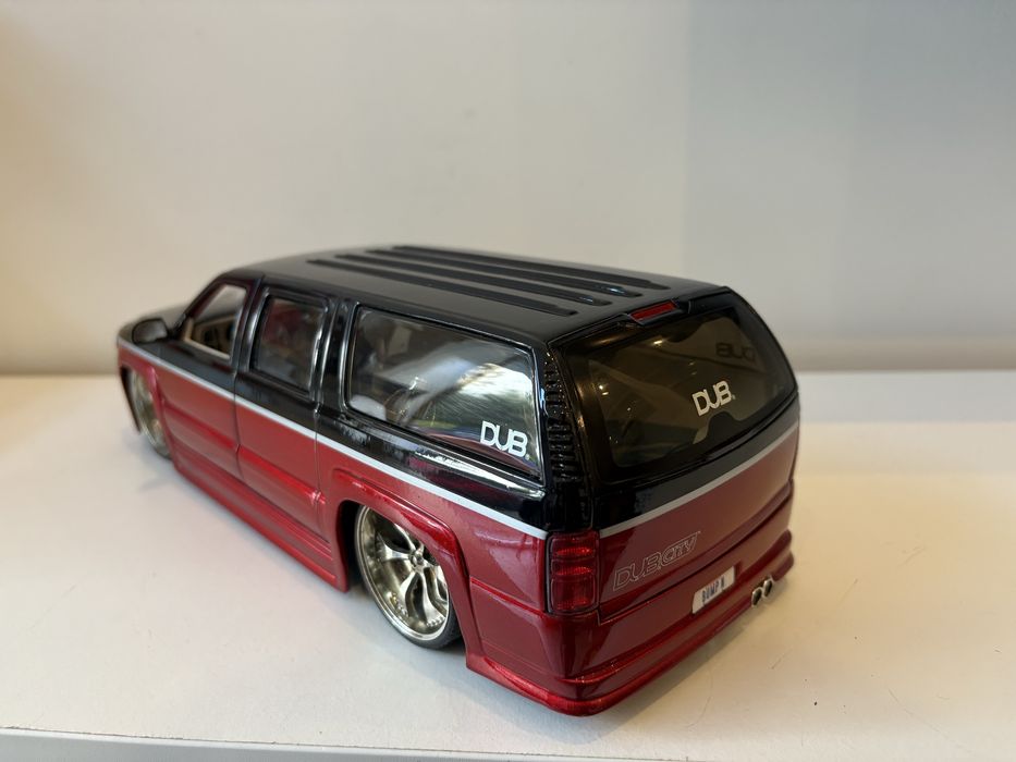 Model Chevrolet Suburban 1:18 Jada Toys (maisto welly bburago)
