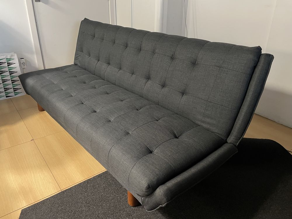 Sofá azul escuro desdobrável (cama)