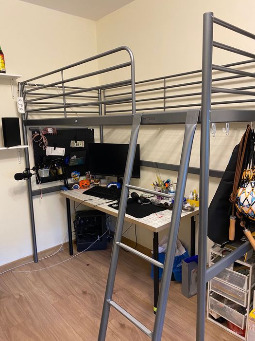 Ramą łóżka na antresoli Ikea