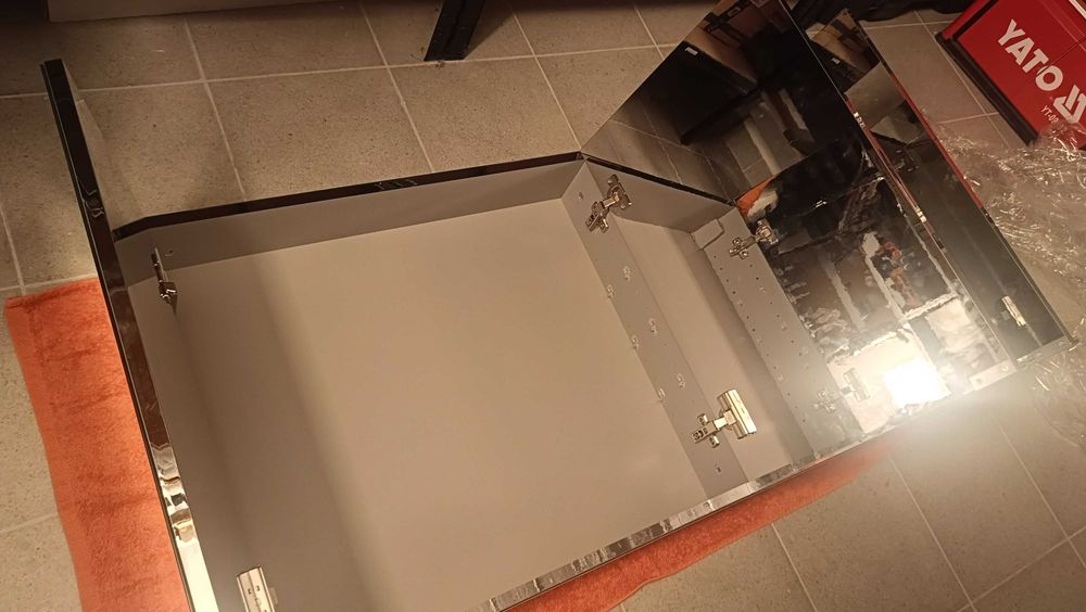 szafka łazienkowa z lustrem