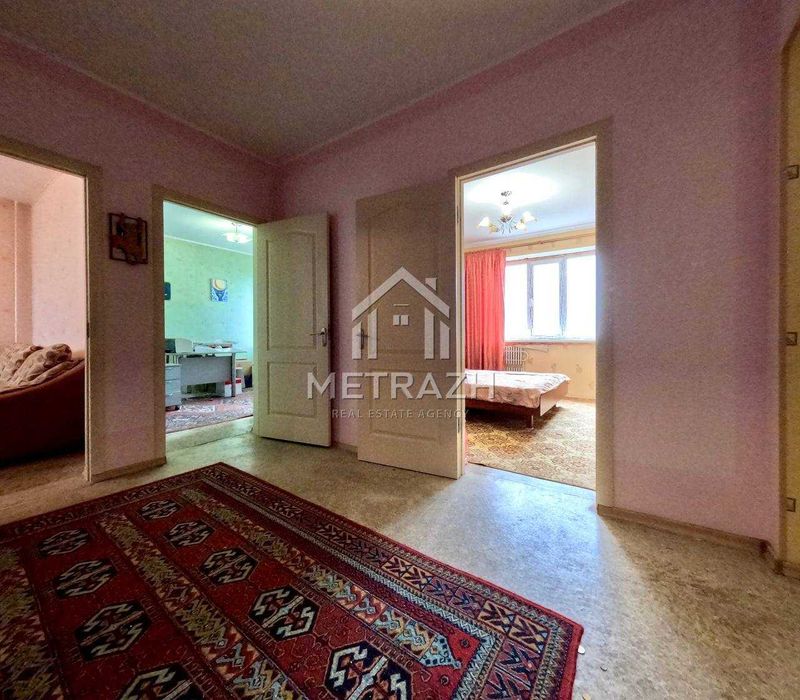 89060Продам 3 комнатную на Роганской!