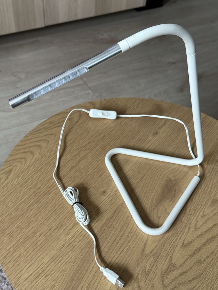 Biały mały lampka biurkowa – USB, regulowana, bez uszkodzeń