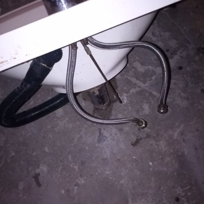 Umywalka z baterią i wężykami