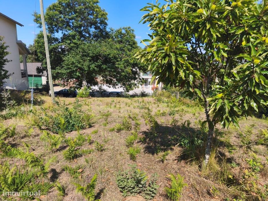 Prédio rústico em zona de construção