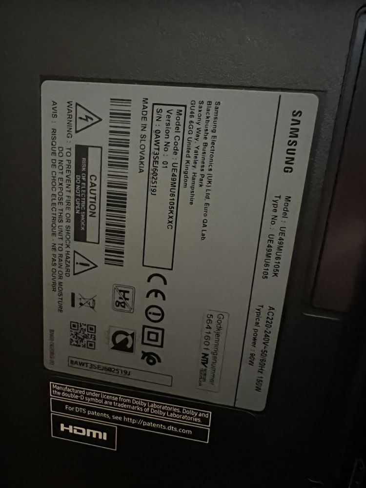 Televisao UHD 49 pulgadas com imagem danificada.