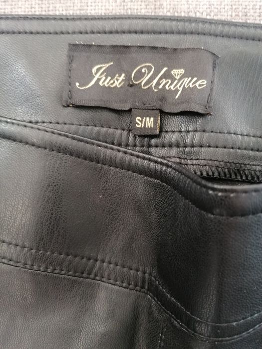 Just Unique jeginssy spodnie skóra eko  firma królowej życia