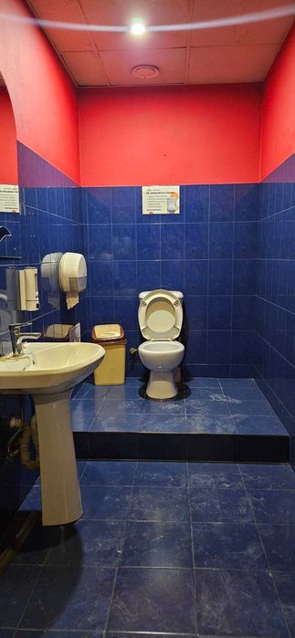 Фасадное большое помещение с широкой витриной и большим торговым залом