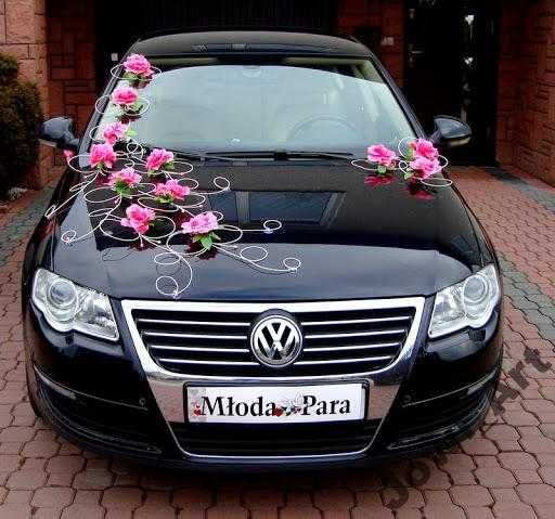 Ekskluzywna dekoracja samochodu na samochód ślubny kwiaty na auto