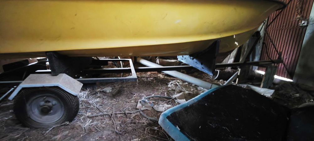 pequeno barco com motor Volvo com atrelado