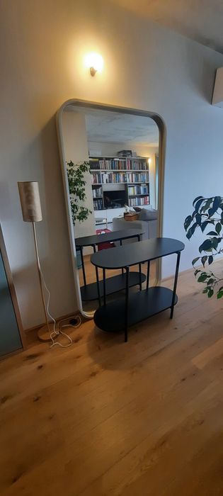 Espelho grande com moldura em madeira lacada bege