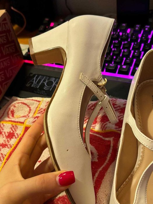 Salto elegante branco