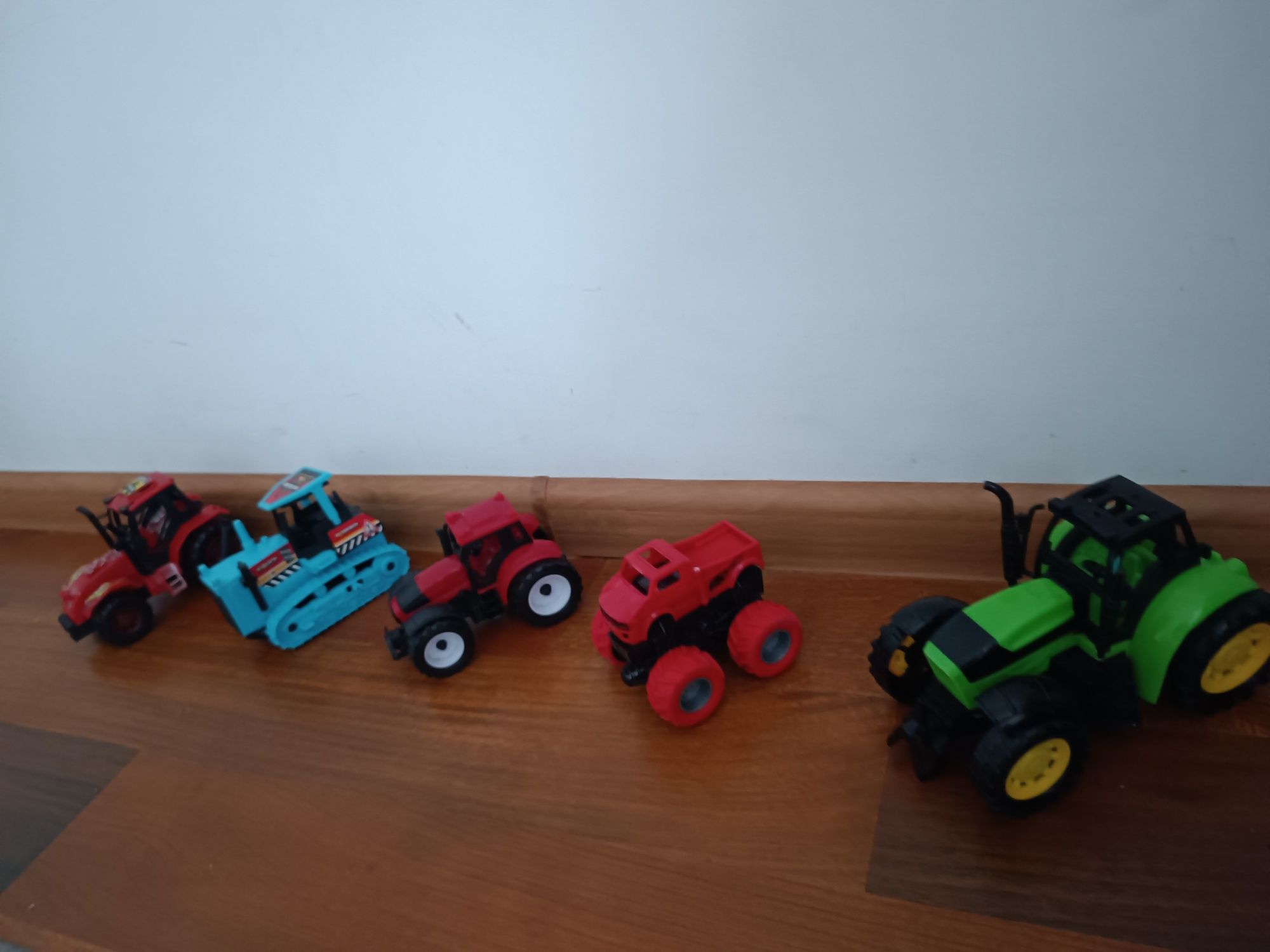 Продам дитячі іграшки,трактор,бульдозер.