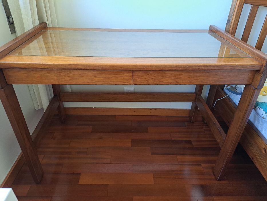 Secretária de madeira com tampo em vidro