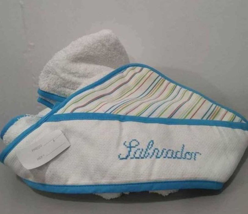 *Conjunto de Banho/ Bebé*
Personalizado com o nome:
     * Salvador*