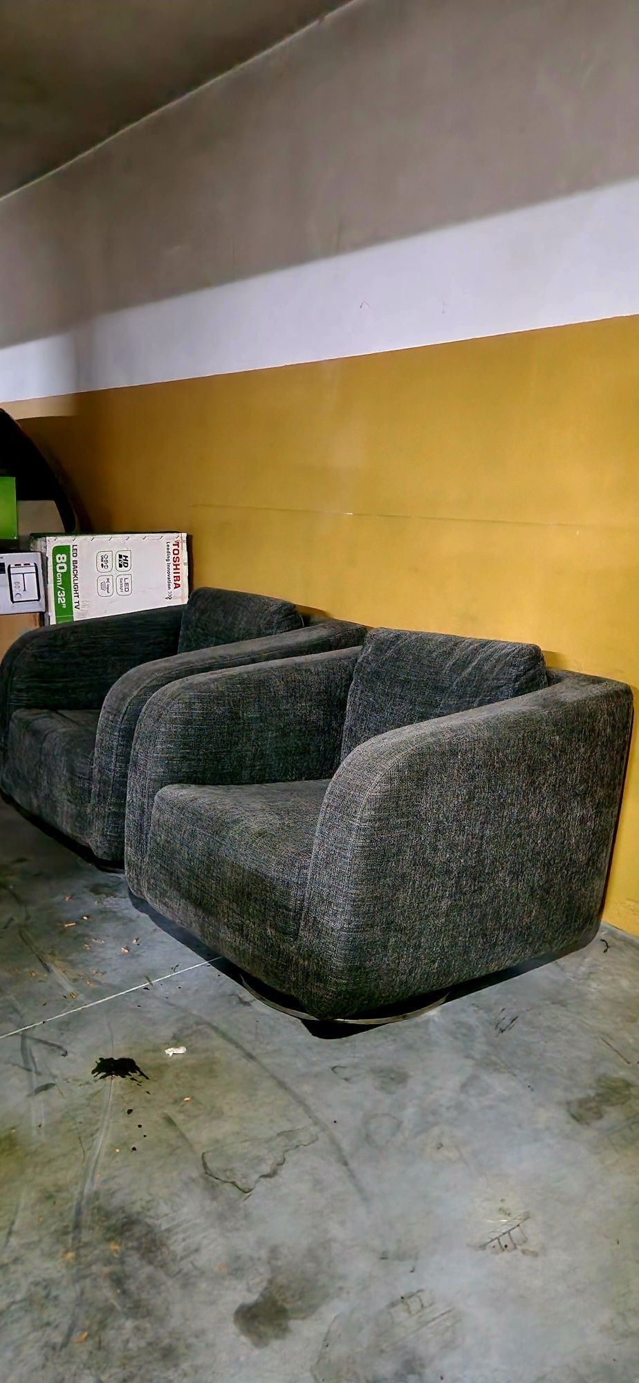 Vendo fantástico Sofa + 2 Cadeirões giratórios