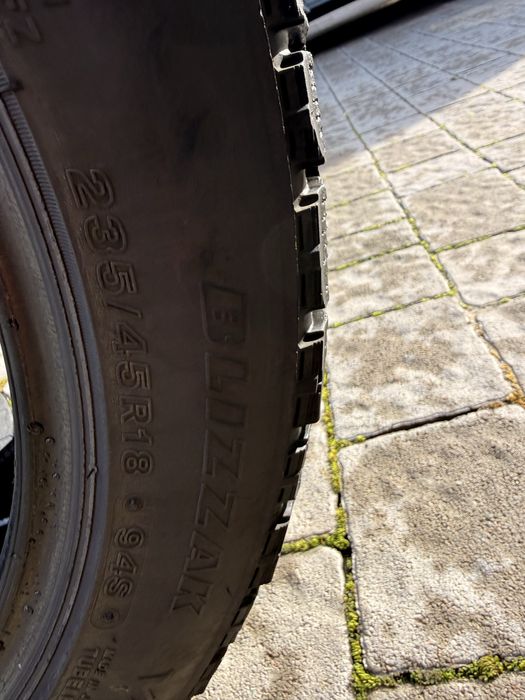 Bridgestone Blizzak 235/45 R18