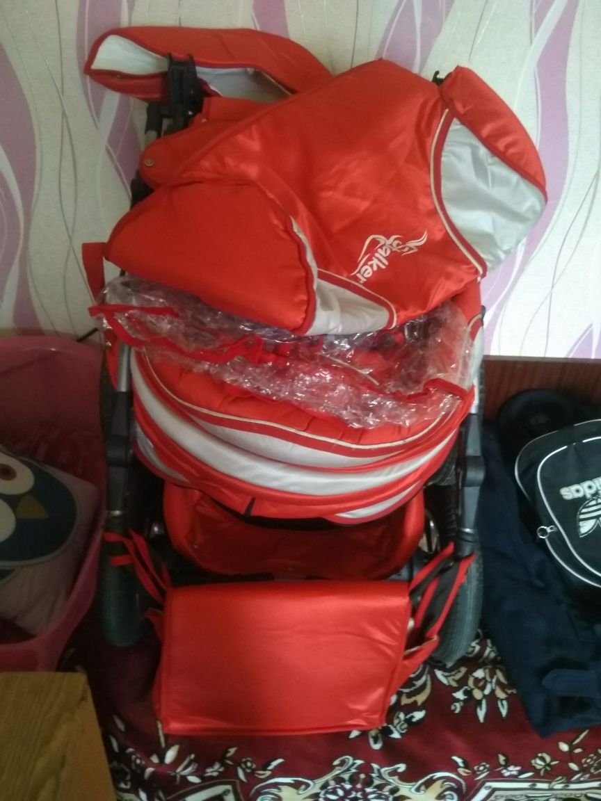 Продам коляску красную