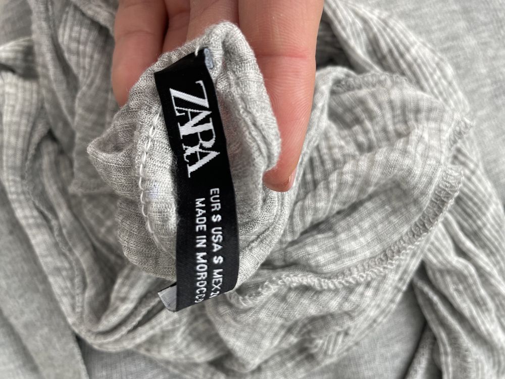 Трендовий лонгслів Zara