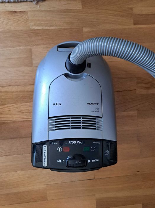Aspirador AEG 1700 W usado mas perfeitamente funcional.