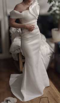 Biała suknia ślubna sukienka z kwiatem trenem Vera Wang