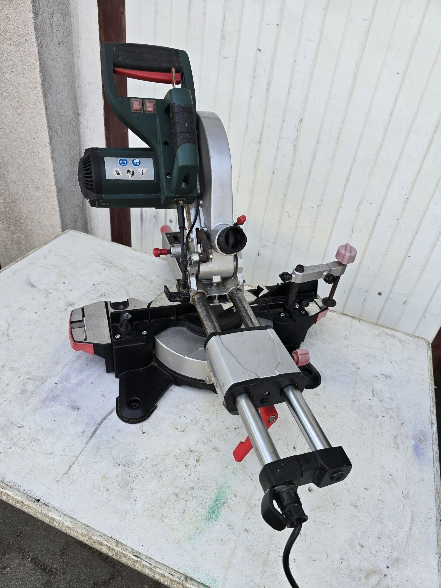 Piła łukośna z posuwem Metabo 1500 W
