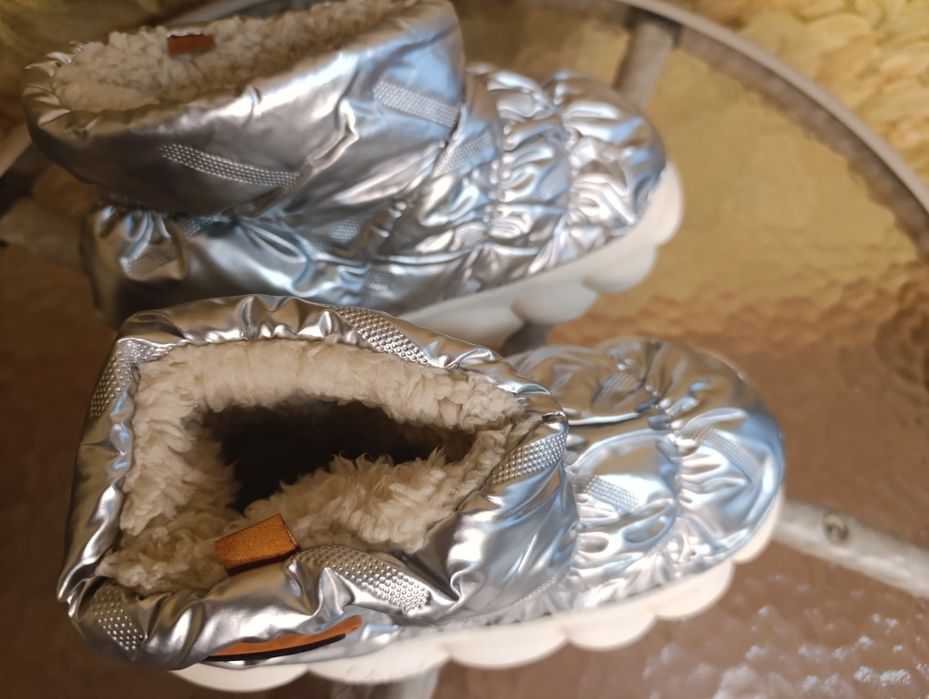 Продам модные ботинки дутики