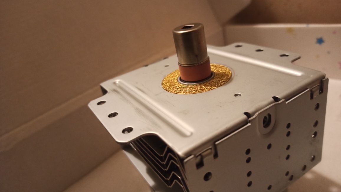 Oryginalny magnetron mikrofalówki Toshiba 2M253J (XB) 1000W 9,5x3,5cm