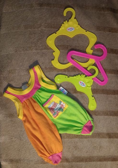 Wieszaki na ubranka dla lalek i ubranko Baby Born