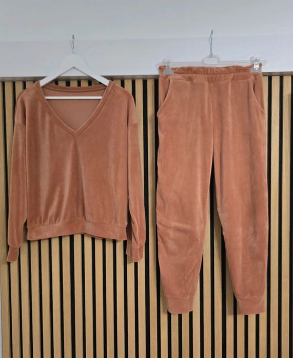 Welurowy komplet dresowy w kolorze karmelowym/ produkcja włoska