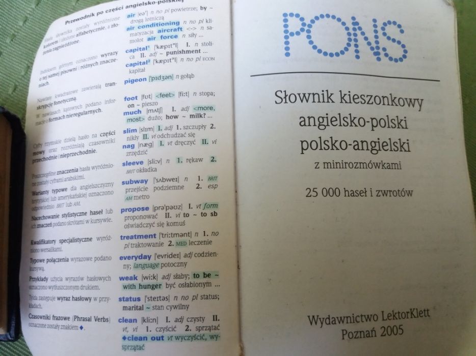 Słownik kieszonkowy angielsko-polski i polsko-angielski.