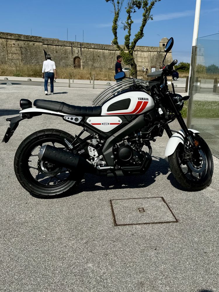 Yamaha XSR 125 de 2024 (poucos km, c/ extras)