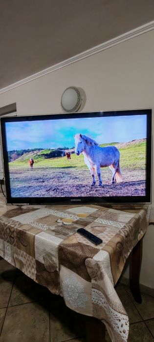 Великий телевізор-монітор 40 дюймів FHD