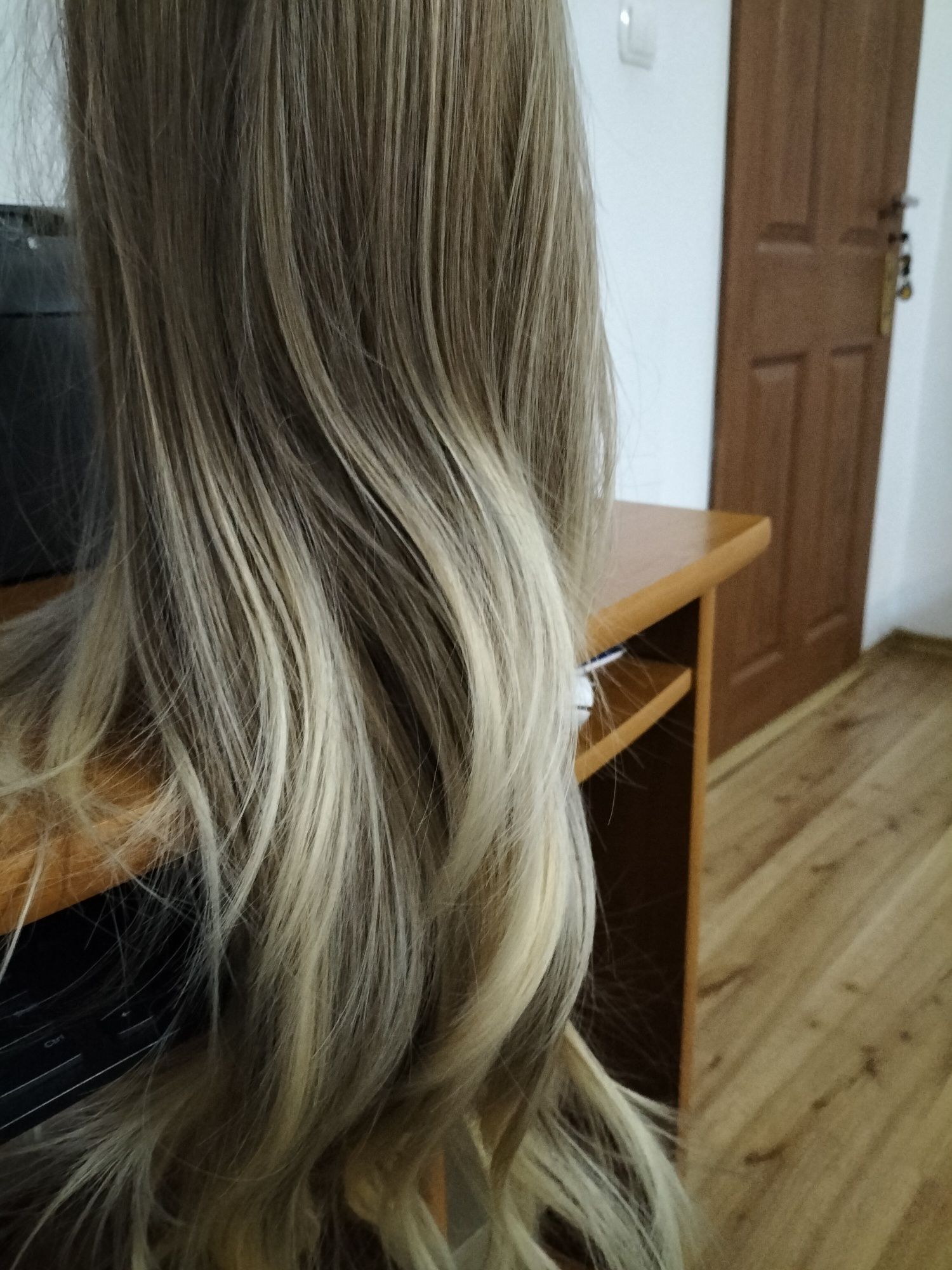 Piękna długa peruka blond ombre