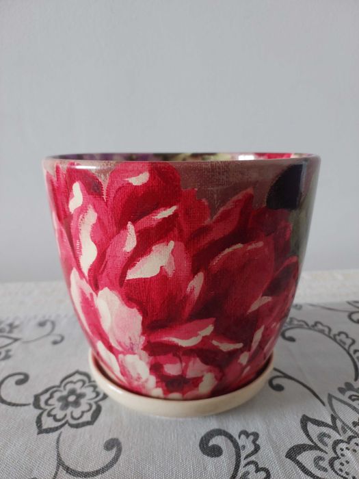 Doniczka w piękne kwiaty