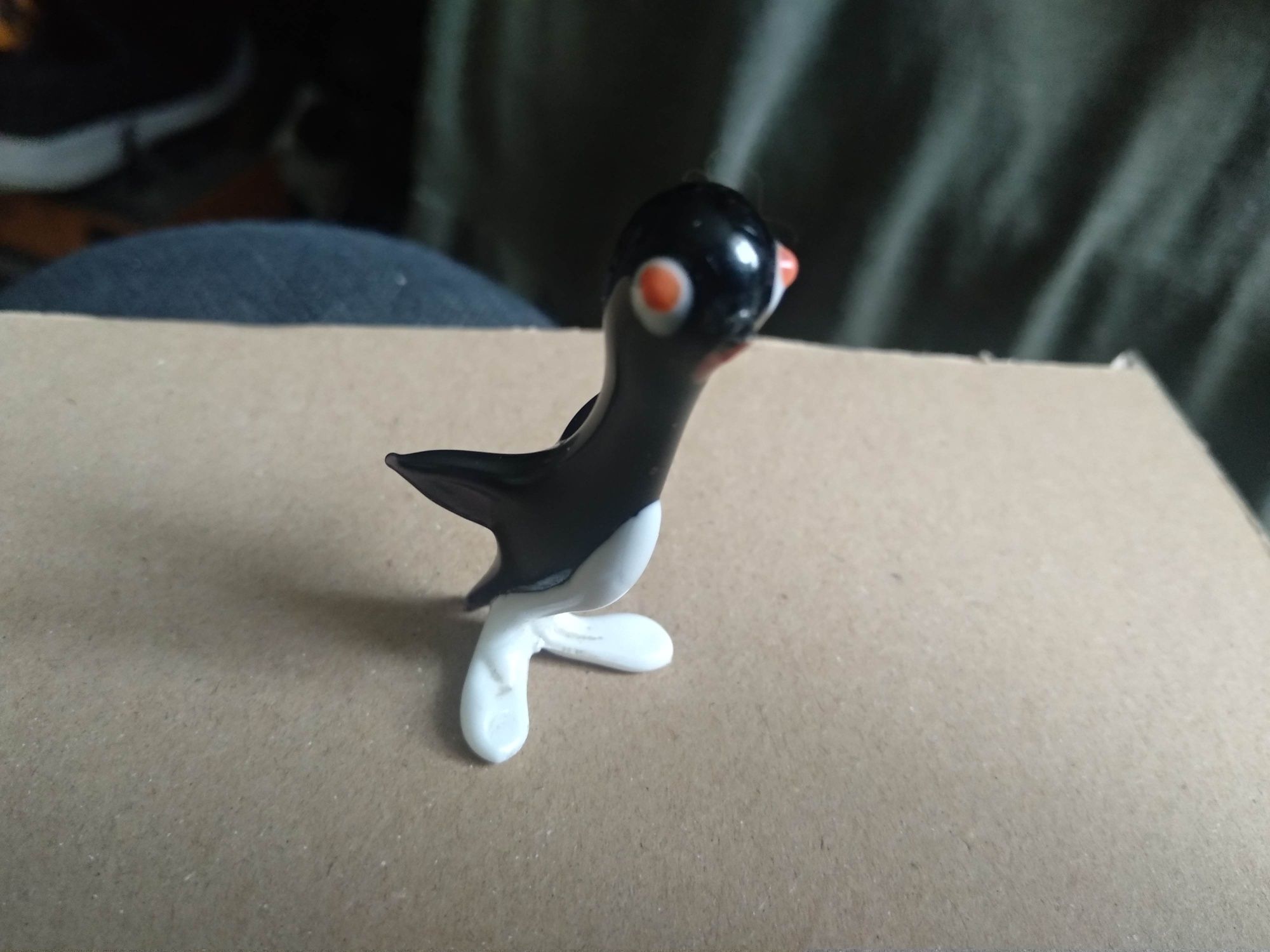 Mały pingwinek figurka.