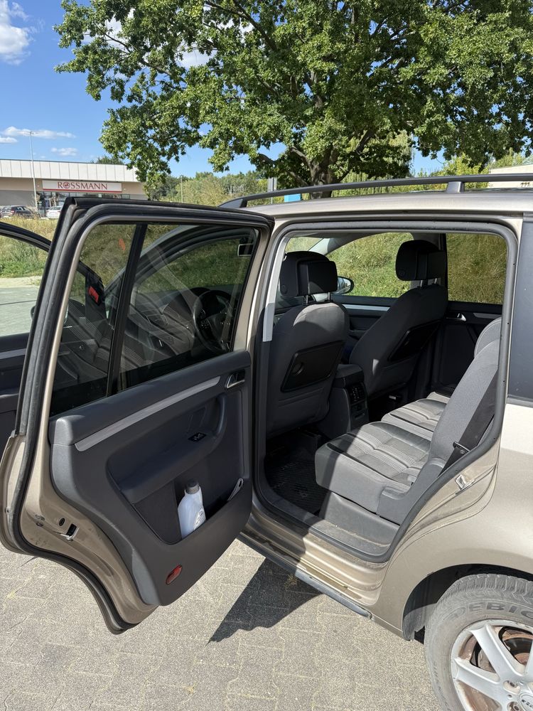 VW Touran 2.0 TDI 140 km DSG hak