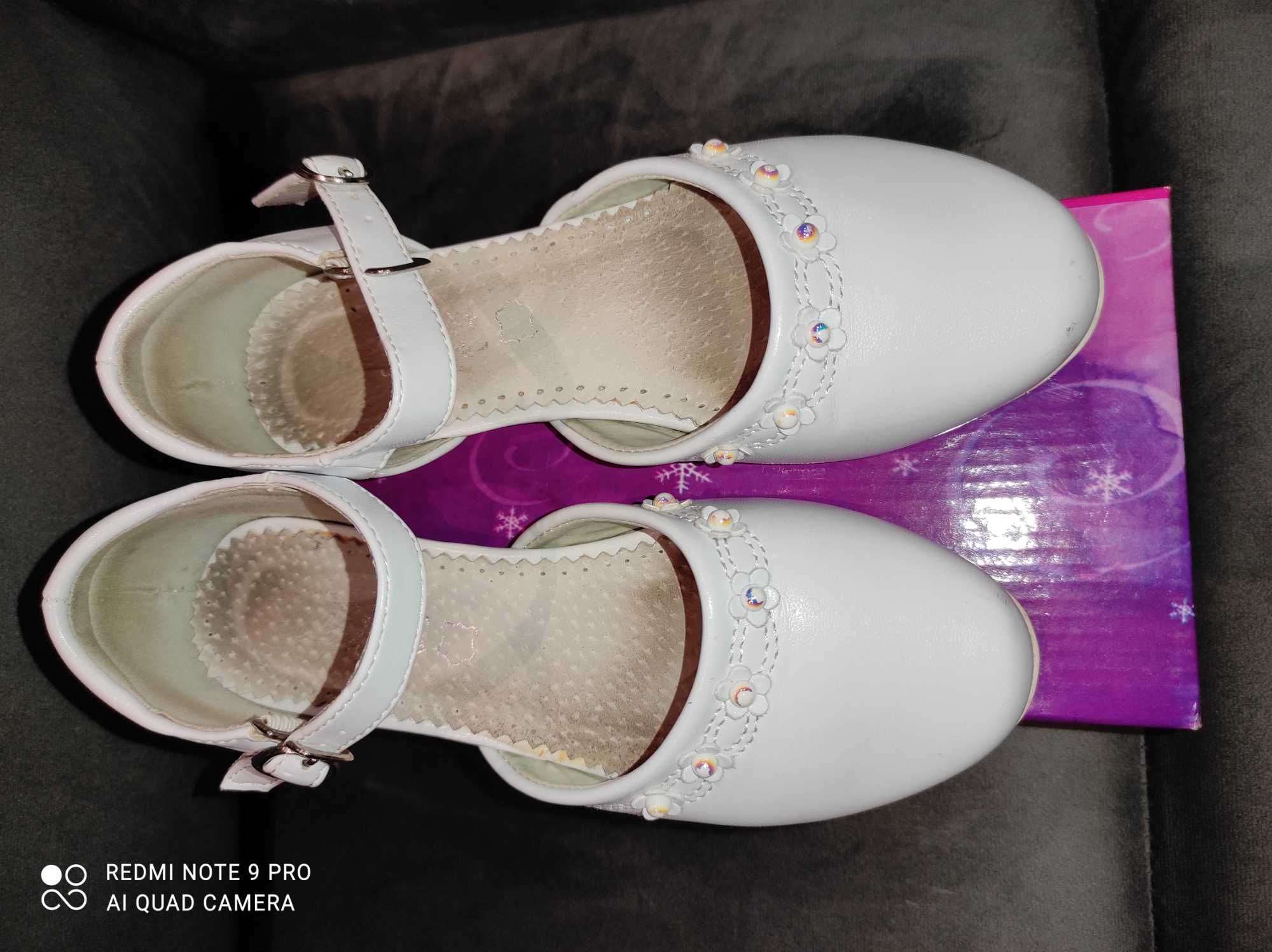 Buty białe r 32 obcas