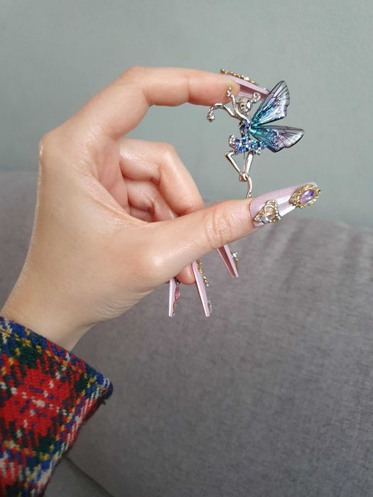 Broche / pregadeira fada prateada azul asas acrílico cristais glitter
