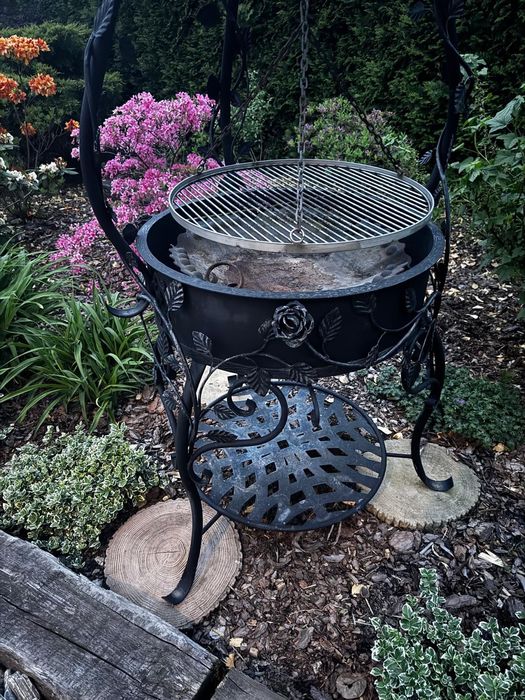 Przepiękny zdobiony grill ogrodowy