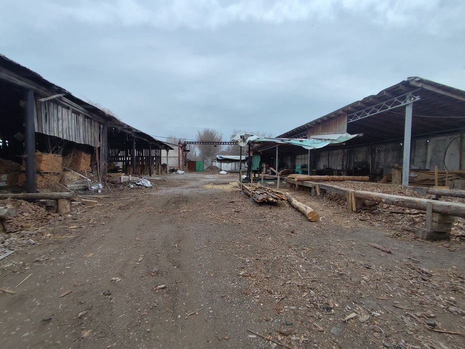 Продам приміщення 1000м2, територія 85 сот