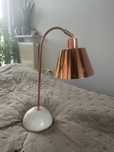 Lampa rose golg na marmutowej podstawie