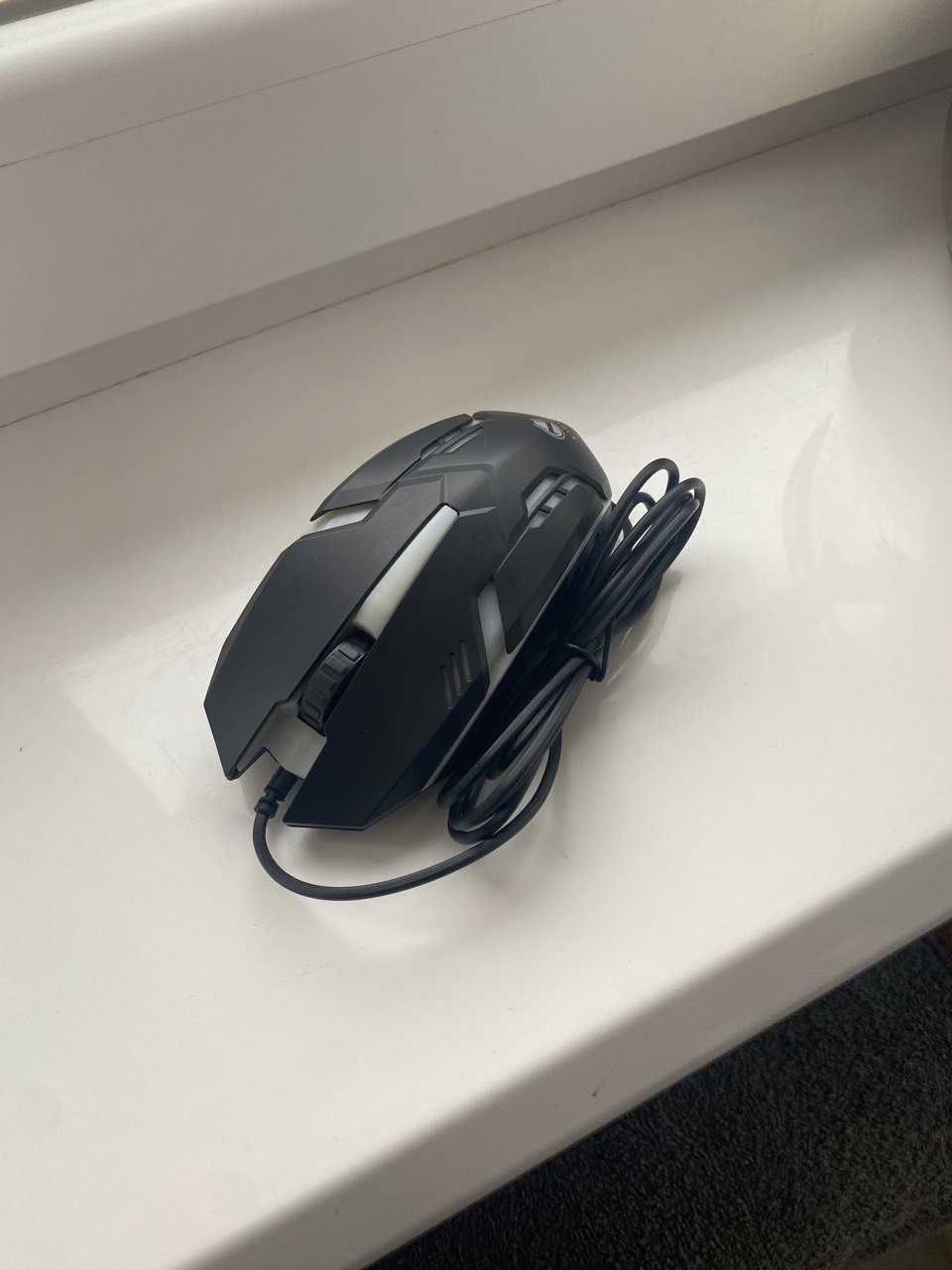 Нова ігрова комп'ютерна мишка що світиться