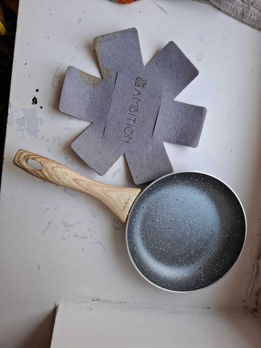 niewielka patelnia Ambition